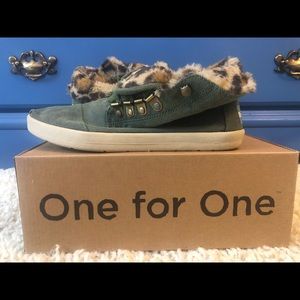 Toms Bota leopard fleece shoes